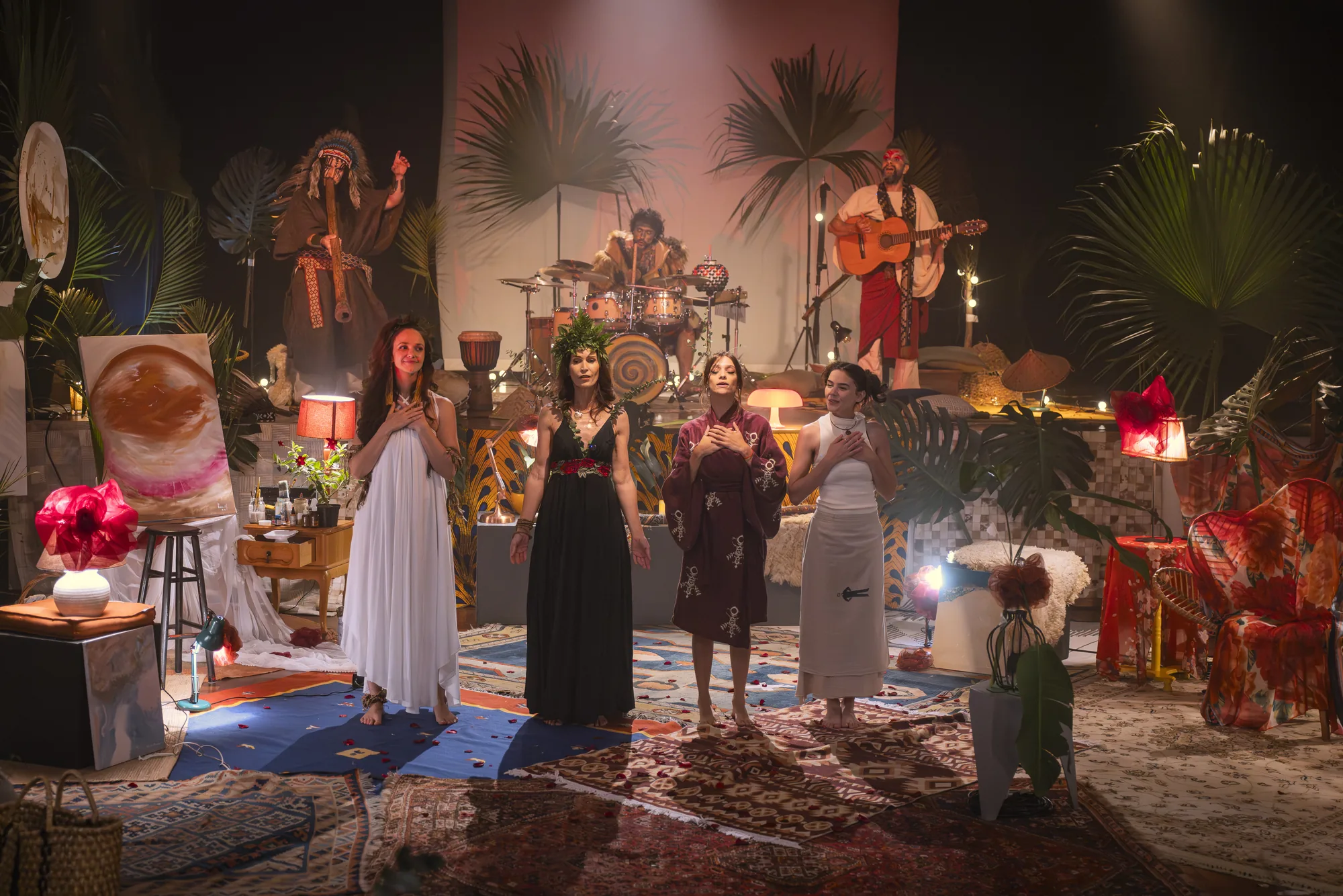 Ingra Lyberato, Camila Zen e elenco de frente para o público