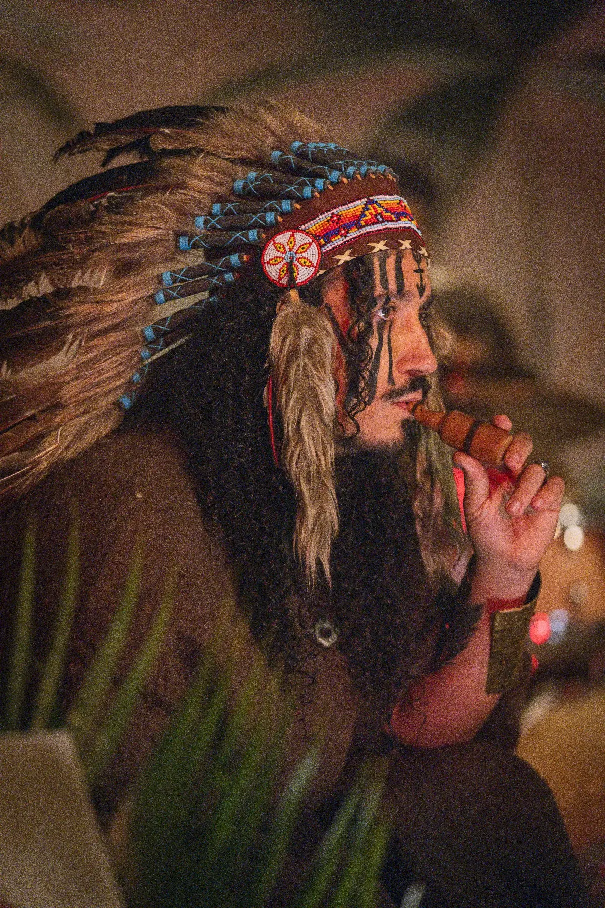 Músico de cocar tocando flauta de barro